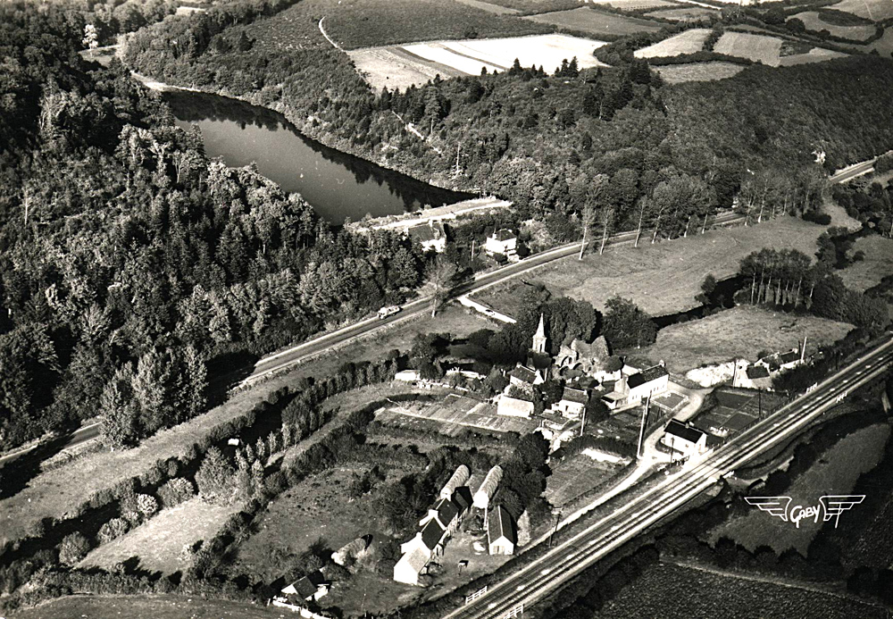 Le bourg de Pont-Christ - vue aérienne années 1950