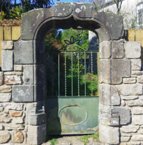 Porte d'entrée de la cour du presbytère